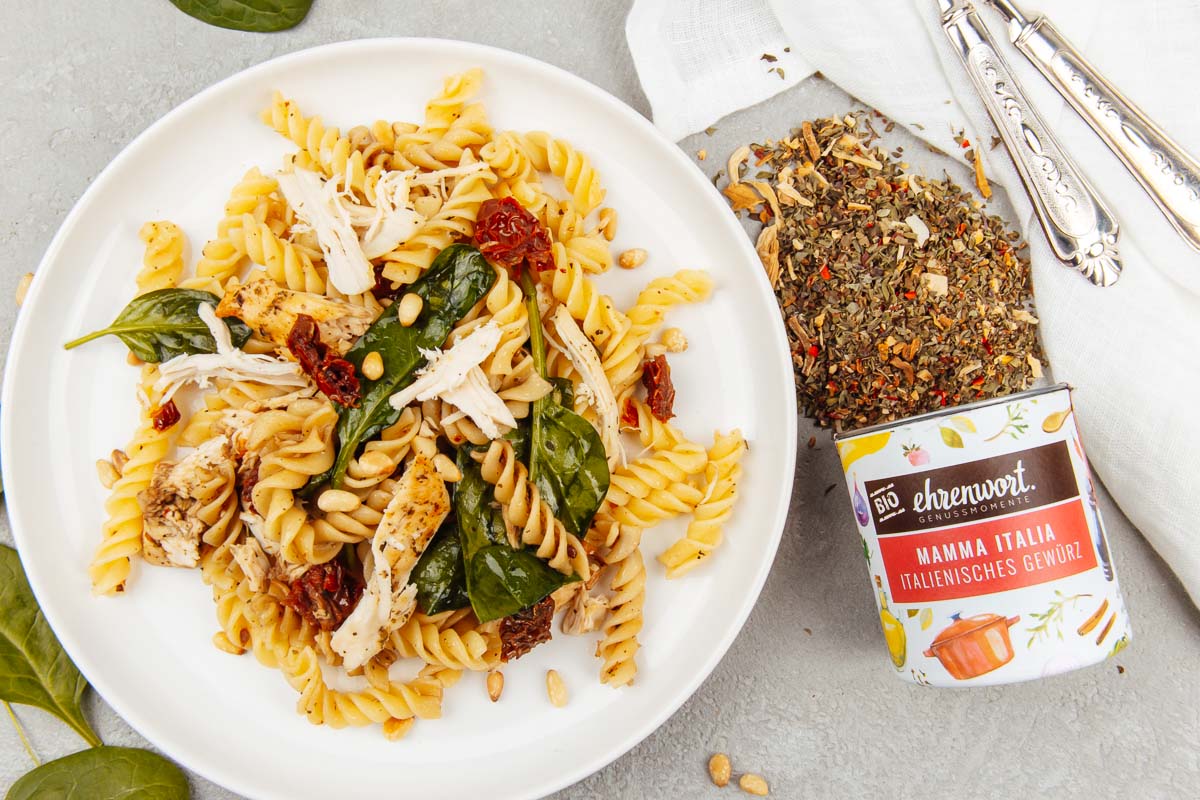 Mediterraner Nudelteller mit Mamma Italia