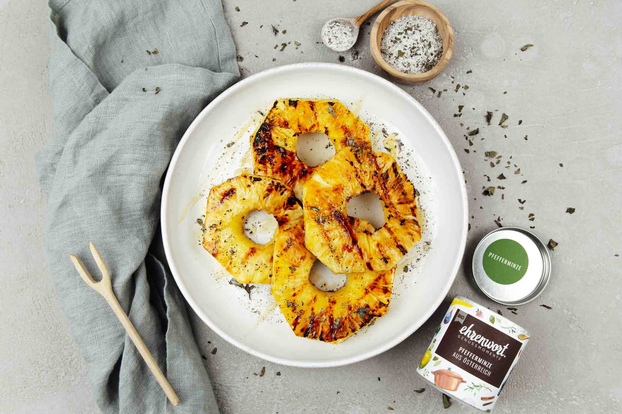 Gegrillte Ananas mit Honig und Minzzucker