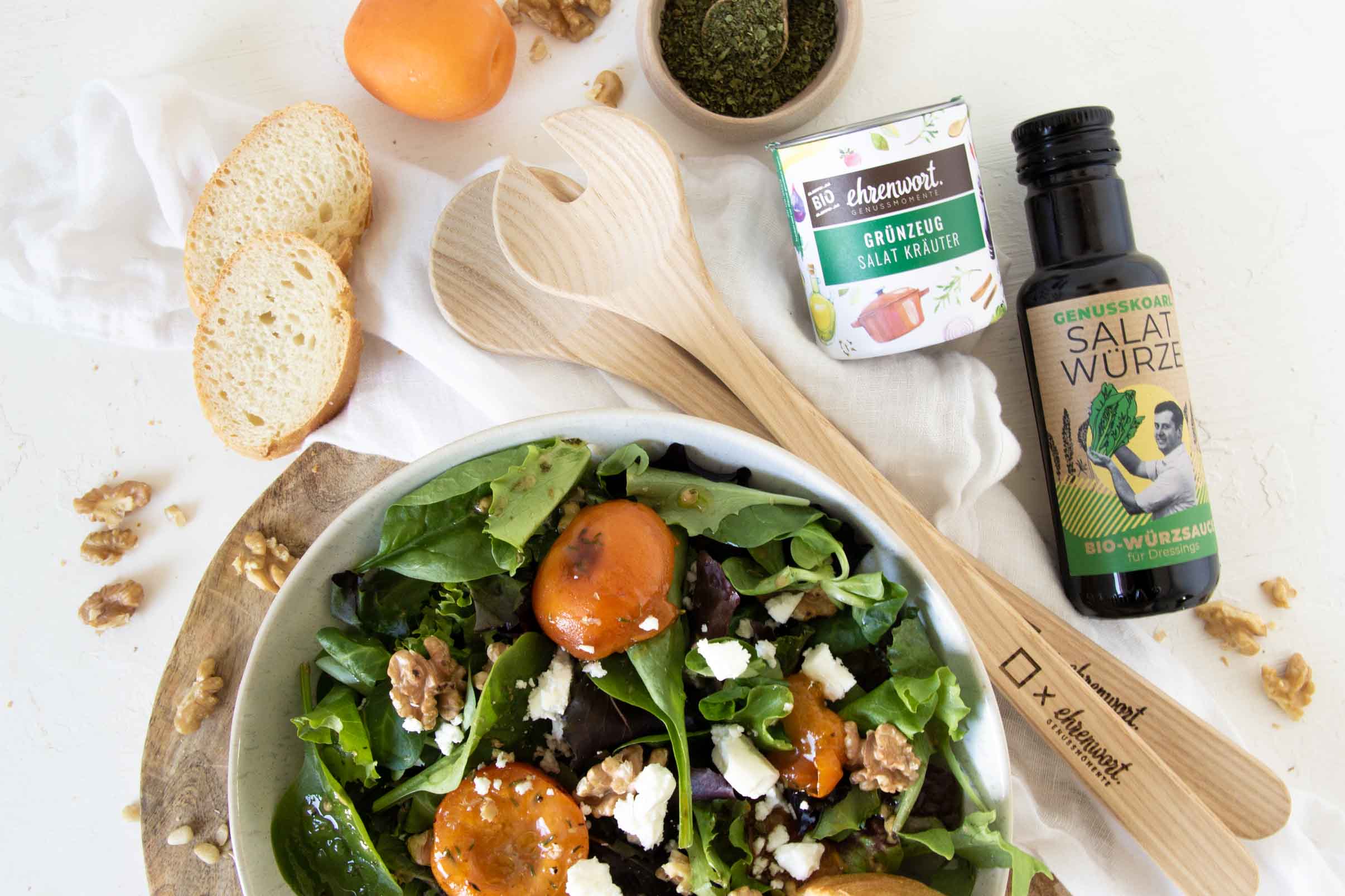 Sommersalat mit marinierten Marillen & Ziegenkäse