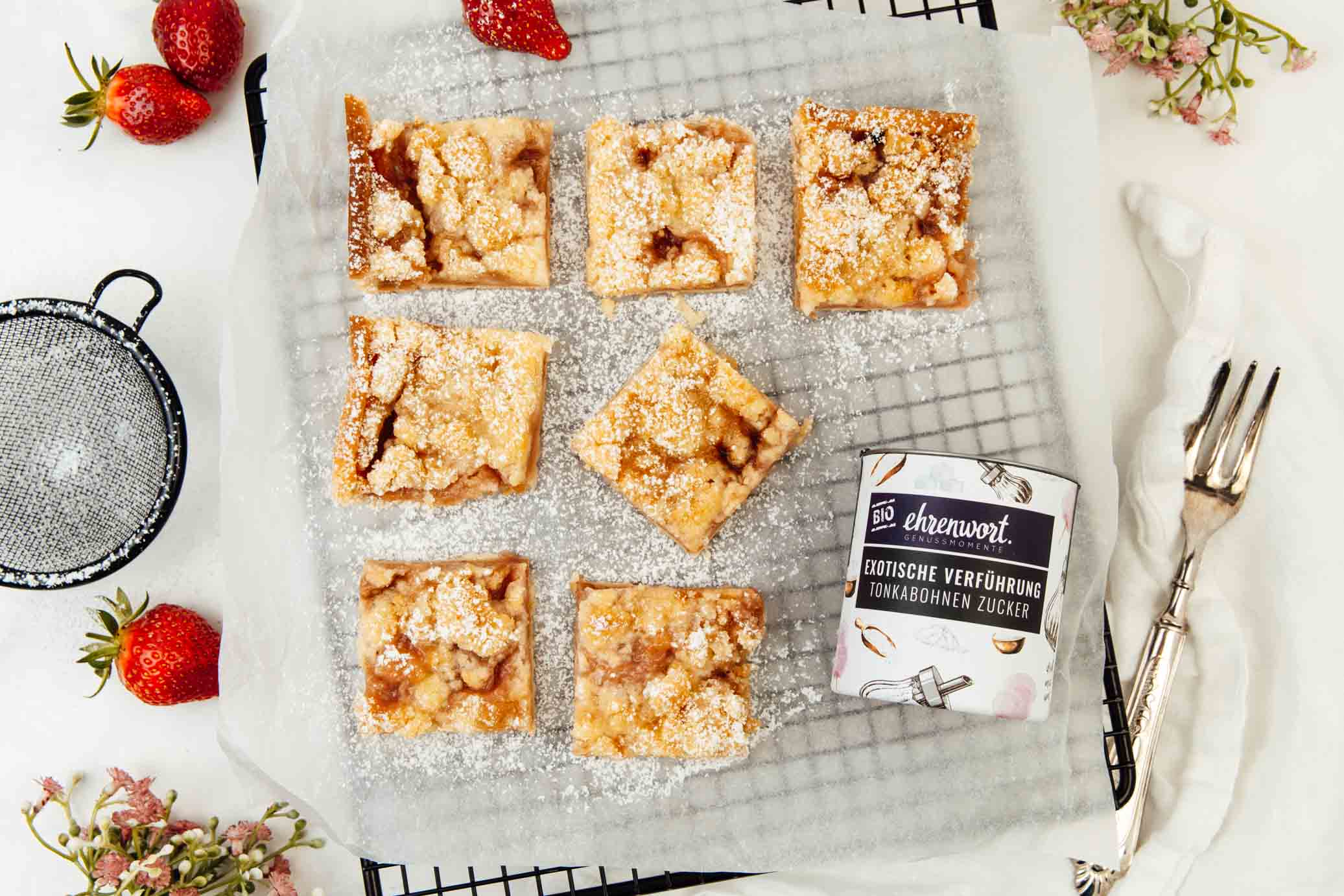 Rhabarber Streuselkuchen mit Erdbeeren