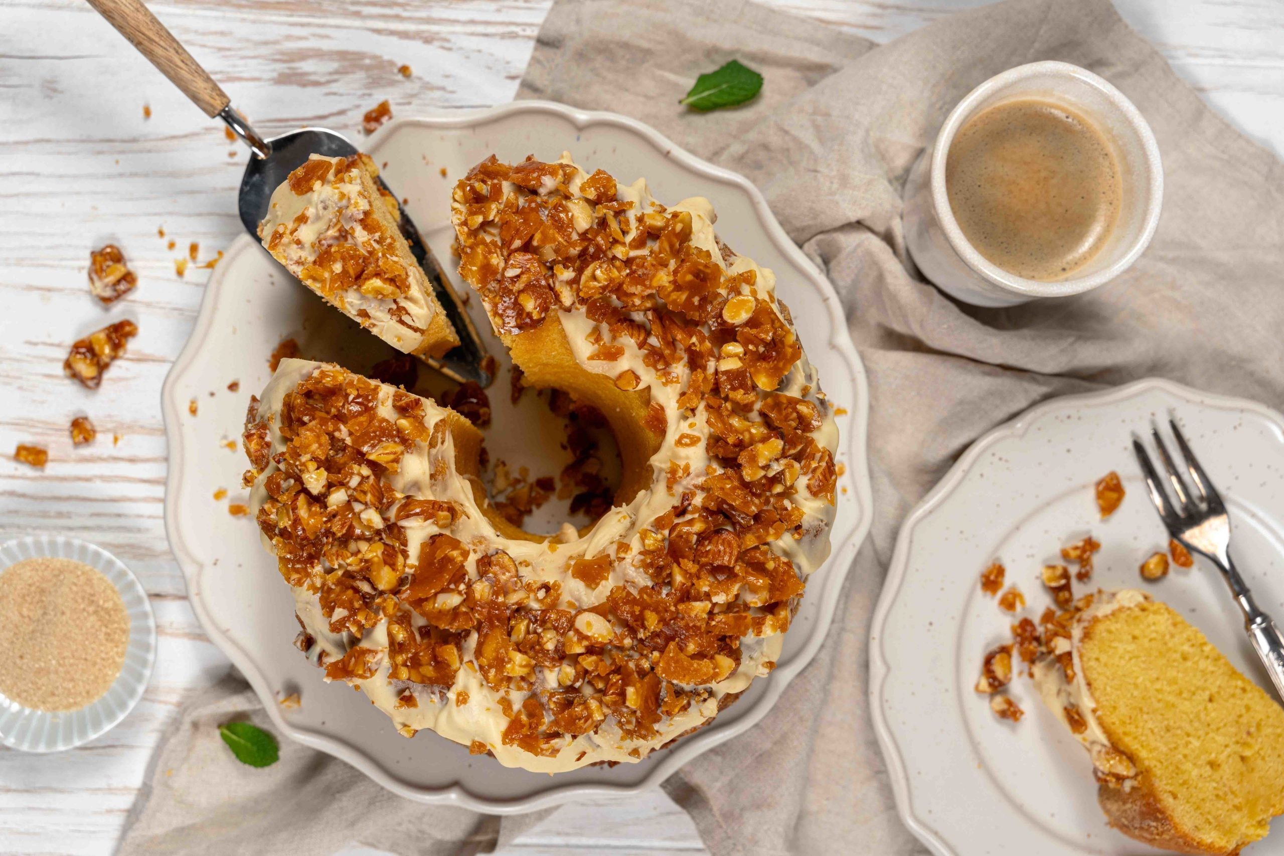 Weißer Schoko Guglhupf mit Tonkabohnen Krokant