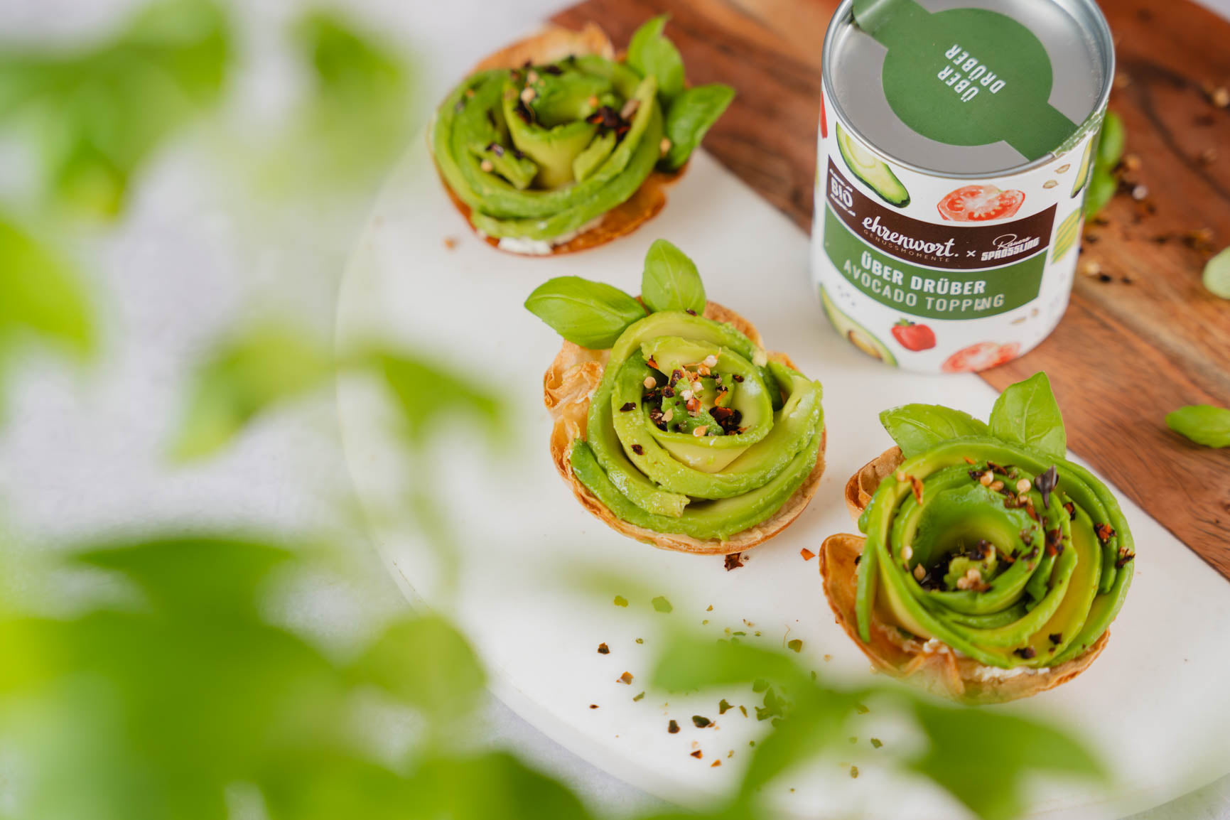 Crunchy Avocado Rosen – Edle Häppchen für besondere Anlässe  Ob Valentinstag, Geburtstag, Hochzeitstag oder ein besonderer Brunch – diese Avocado Rosen bringen nicht nur Eleganz auf den Teller, sondern auch ein wahres Geschmackserlebnis! 