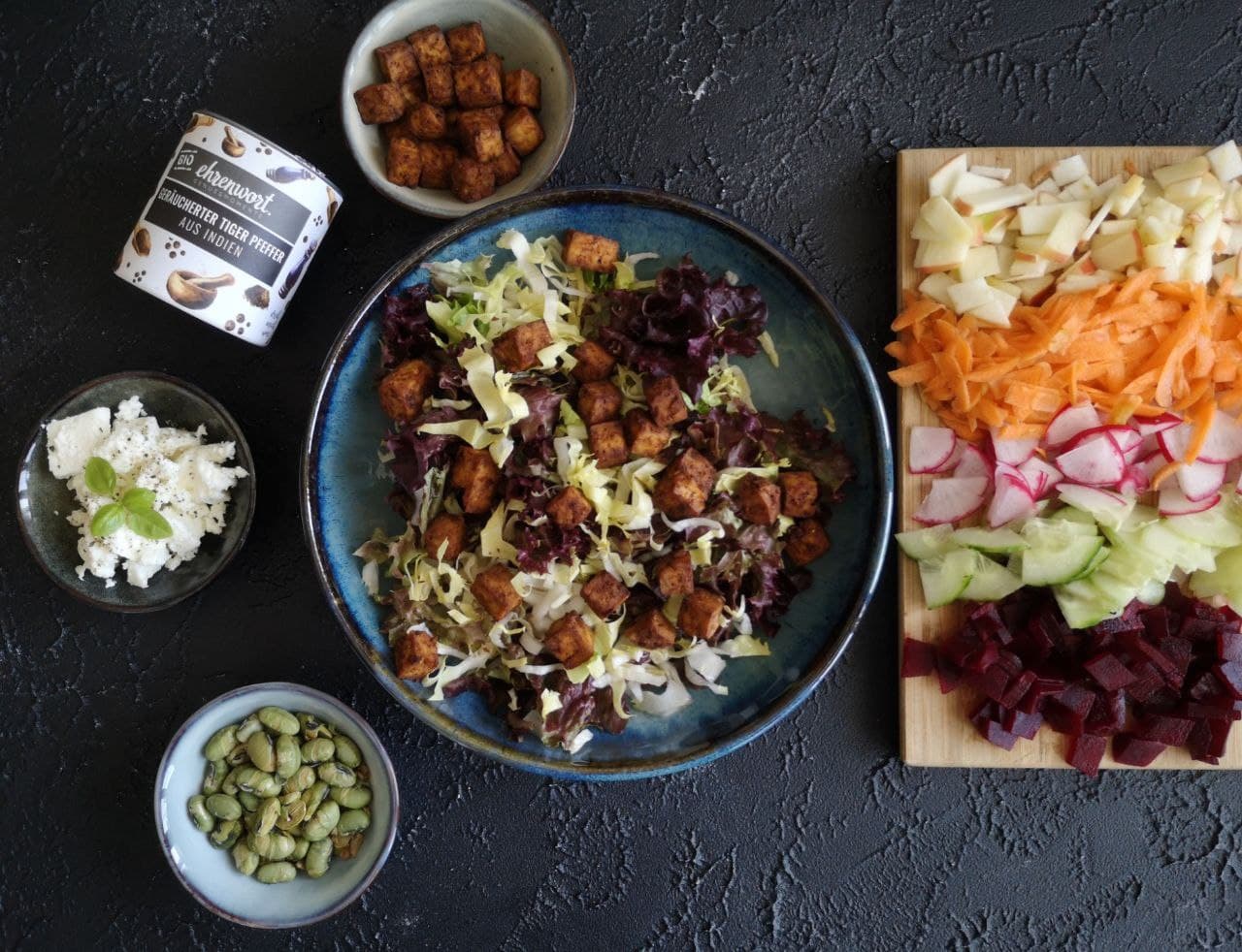 Gemischter Frühlingssalat mit Tofu